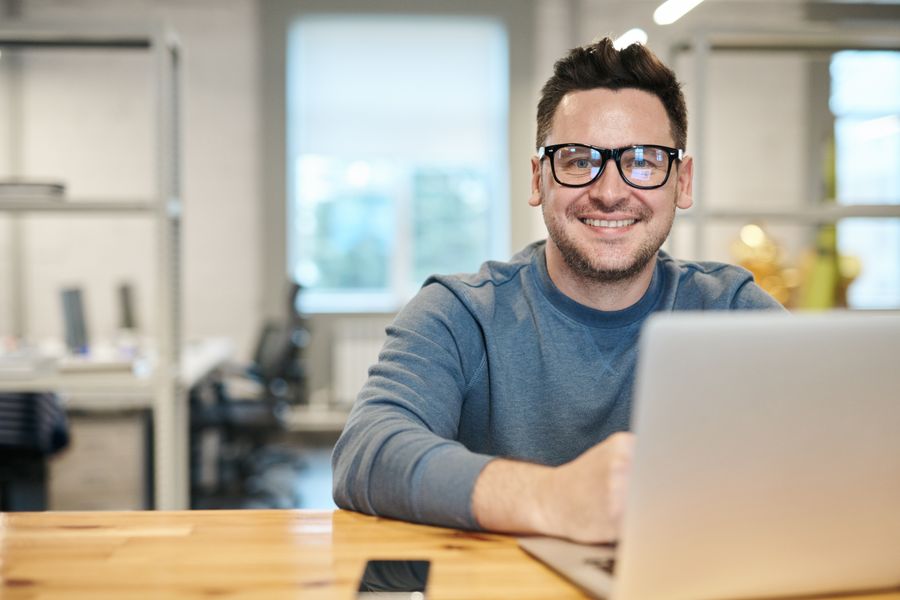 Consultant en formation conduisant un bilan de compétences individuel avec un professionnel